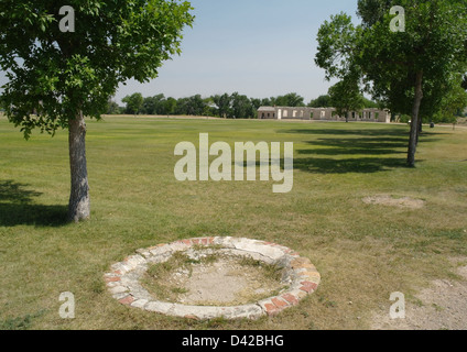 Bleibt der alten Vogelbad, Nord West Ecke grüner Rasen Exerzierplatz, Verwaltungsgebäude ", Fort Laramie, Wyoming, USA Stockfoto