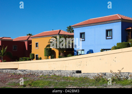 Bunte Ferienorte an der Costa Adeje auf Teneriffa, Kanarische Inseln, Spanien. Stockfoto