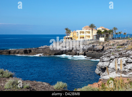 Bunte Ferienorte an der Costa Adeje auf Teneriffa, Kanarische Inseln, Spanien. Stockfoto