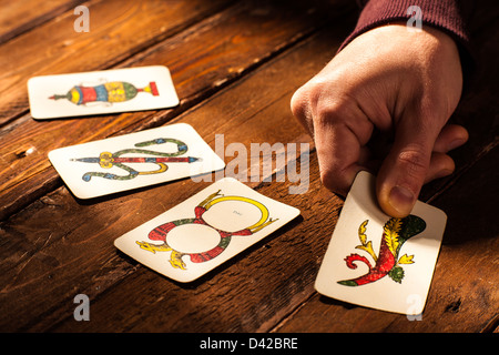 Hand mit vier Assen der neapolitanischen Karten Stockfoto