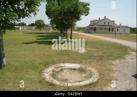 Bleibt der alten Vogelbad, Nord West Ecke grüner Rasen Exerzierplatz, um "Viertel Kapitänshaus", Fort Laramie, Wyoming, USA Stockfoto