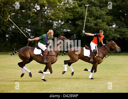 Polo-Spieler auf dem Pferderücken in Rivalität um den ball Stockfoto