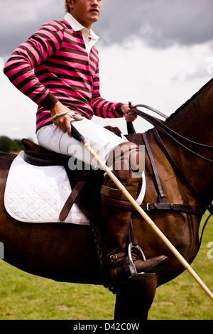 Polo-Spieler sitzen auf dem Pferderücken mit Hammer Stockfoto