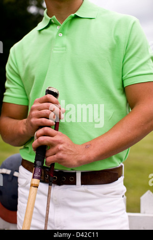 Porträt der Polospieler im grünen Hemd mit Hammer Stockfoto