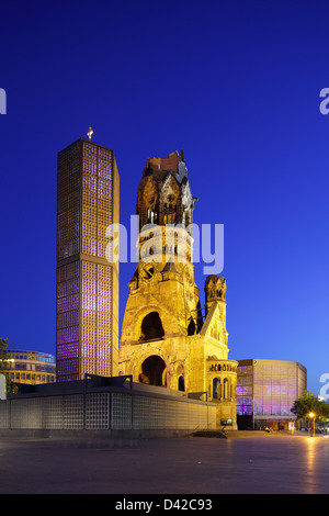 Berlin, Deutschland, Kaiser-Wilhelm-Gedächtniskirche am Breitscheidplatz in der Nacht Stockfoto