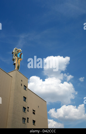 Berlin, Deutschland, Cowboy Figur auf dem Dach der Halle Tabakkonzern Philip Morris Stockfoto