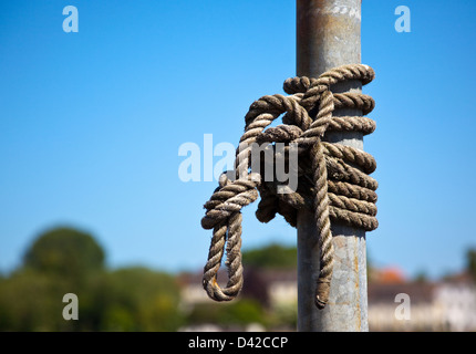Arnis, Deutschland, eine alte Seil wird um einen Pfahl gebunden. Stockfoto