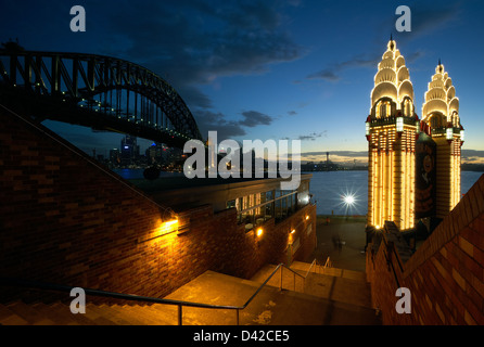 Sydney, Australien, Sydney Harbour Bridge und Türme der Luna Park in der Nacht Stockfoto