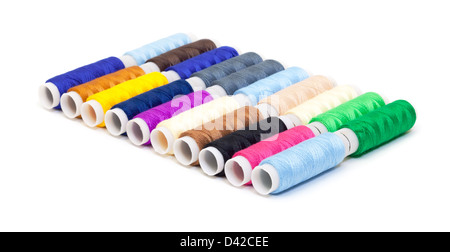 Mehreren Multicolor Spulen der Thread auf weißem Hintergrund Stockfoto