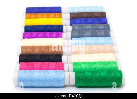 Mehreren Multicolor Spulen der Thread auf weißem Hintergrund Stockfoto