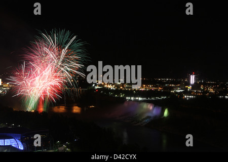 Feuerwerk über Niagara Falls Stockfoto