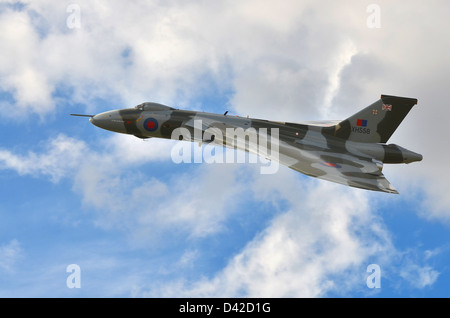 Avro Vulcan Bomber Militär jet Vorbeiflug am kleinen Gransden. XH558, das einzige fliegende Vulcan. Stockfoto