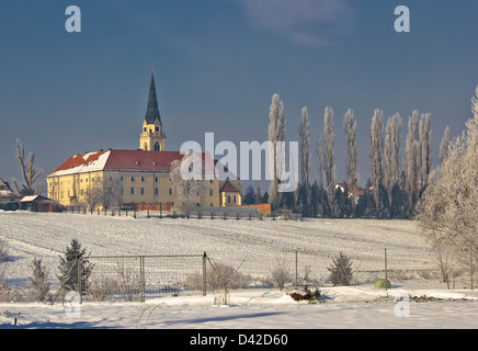 Griechisch-katholische Kathedrale in Schneelandschaft, Krizevci, Kroatien Stockfoto