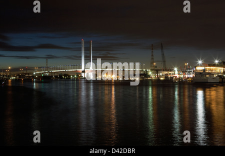 Melbourne, Australien, die Bolte Bridge über den Yarra River im Abendlicht Stockfoto