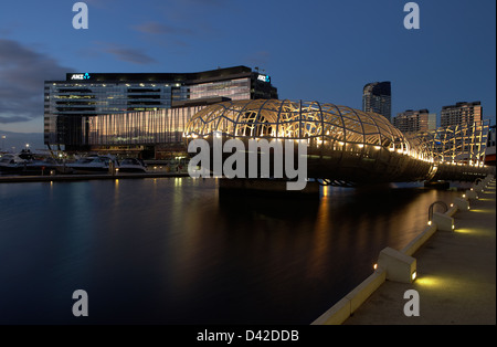 Melbourne, Australien, Webb Bridge am Yarra River, das Gebäude hinter der ANZ Bank Stockfoto