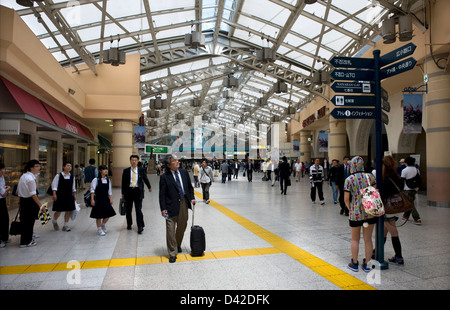 Geschäftsleute, Studenten und andere Pendler auf der Durchreise Tokios Ueno beschäftigt Bahnhof mit Oberlicht Decke. Stockfoto