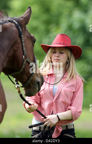 Mühlenbeck, zieht Mädchen mit Cowboy-Hut auf ihrem Pferd Fuehrstrick Stockfoto