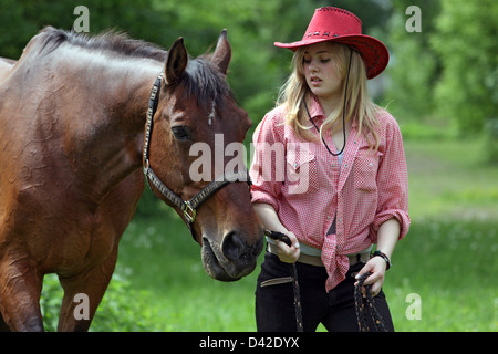 Mühlenbeck, Mädchen mit Cowboy führt ihr Pferd Stockfoto