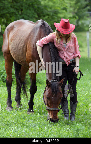 Mühlenbeck, Deutschland, Mädchen, sich mit ihrem Pferd Stockfoto