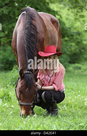 Mühlenbeck, Deutschland, Mädchen mit Cowboy-Hut und Ihr Pferd-portrait Stockfoto