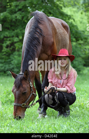 Mühlenbeck, Deutschland, Mädchen mit Cowboy-Hut und Ihr Pferd-portrait Stockfoto