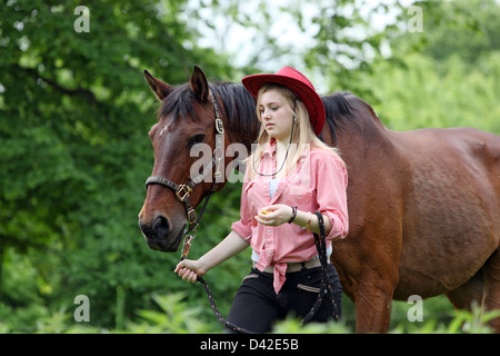 Mühlenbeck, Mädchen mit Cowboy führt ihr Pferd Stockfoto