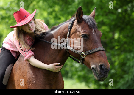 Mühlenbeck, Deutschland, Mädchen, sich mit ihrem Pferd Stockfoto