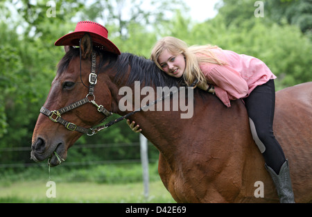 Mühlenbeck, Deutschland, Mädchen, sich mit ihrem Pferd Stockfoto