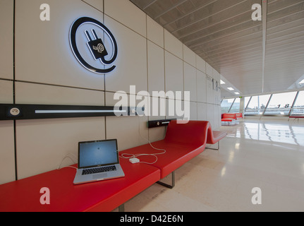 Kostenfreies WLAN und moderne Chaiselongue in rotem Leder am Flughafen Blagnac, Toulouse, Frankreich Stockfoto