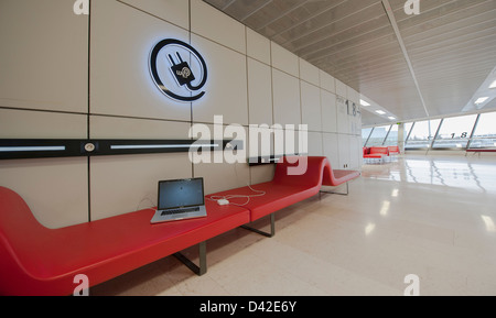 Kostenfreies WLAN und moderne Chaiselongue in rotem Leder am Flughafen Blagnac, Toulouse, Frankreich Stockfoto