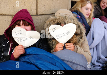 Nottingham, UK. 2. März 2013. Justin Bieber Fans Schlange zu sehen, die pop-Idol bei Nottingham Capital FM Arena heute Abend, einige haben in der Warteschlange für Tage. Bildnachweis: Ian Francis/Alamy Live-Nachrichten Stockfoto