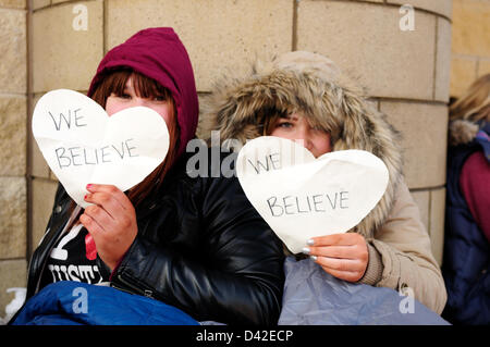 Nottingham, UK. 2. März 2013. Justin Bieber Fans Schlange zu sehen, die pop-Idol bei Nottingham Capital FM Arena heute Abend, einige haben in der Warteschlange für Tage. Bildnachweis: Ian Francis/Alamy Live-Nachrichten Stockfoto