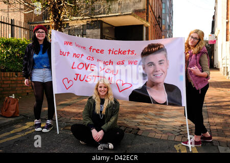 Nottingham, UK. 2. März 2013. Justin Bieber Fans Schlange zu sehen, die pop-Idol bei Nottingham Capital FM Arena heute Abend, einige haben in der Warteschlange für Tage. Bildnachweis: Ian Francis/Alamy Live-Nachrichten Stockfoto