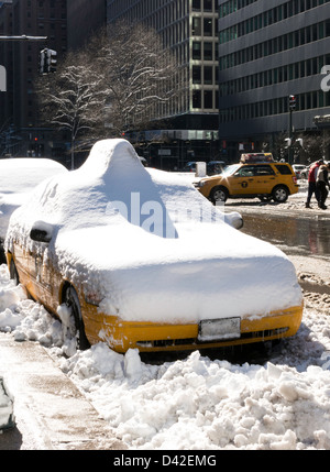 Taxi in Snow Storm, Park Avenue, NYC, USA, 2013 begraben Stockfoto