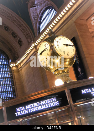 Uhr und MTA-Info-Stand im Grand Central Terminal NYC Stockfoto