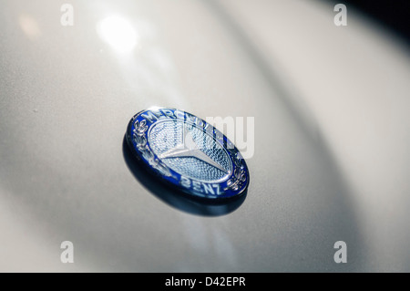 Classic Car mercedes benz Abzeichen - close up Stockfoto