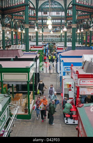 Menschen beim Einkaufen in Leeds Kirkgate Market, England UK Stockfoto