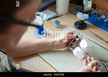 Zahntechniker arbeiten am Modell der Zähne Stockfoto