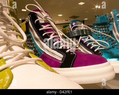 Womens Designer-Schuhe, Bloomingdale's Kaufhaus Interieur, NYC Stockfoto