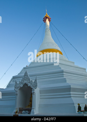 Tai Yai Stil Pagode im Tempel Wat Phra, dass Doi Kong Mu auf einem Berggipfel in Mae Hong Son im Norden von Thailand. Stockfoto