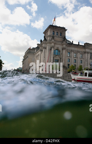 Berlin, Deutschland, die Wellen der Spree im Reichstag Stockfoto