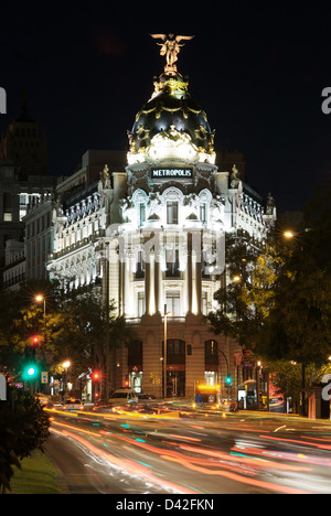 Madrid, Spanien, Edificio Metropolis auf der Gran Via im Abendlicht Stockfoto