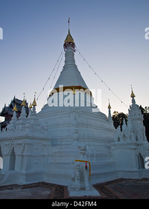 Tai Yai Stil Pagode im Tempel Wat Phra, dass Doi Kong Mu auf einem Berggipfel in Mae Hong Son im Norden von Thailand. Stockfoto