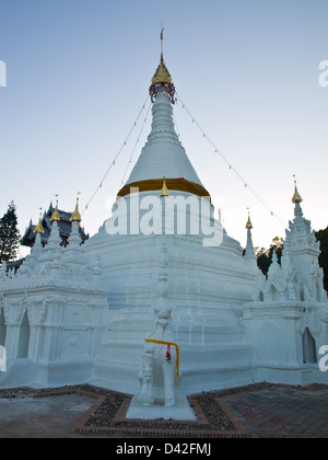 Tai Yai Stil Pagode im Tempel Wat Phra, dass Doi Kong Mu auf einem Berggipfel in Mae Hong Son im Norden von Thailand. Stockfoto