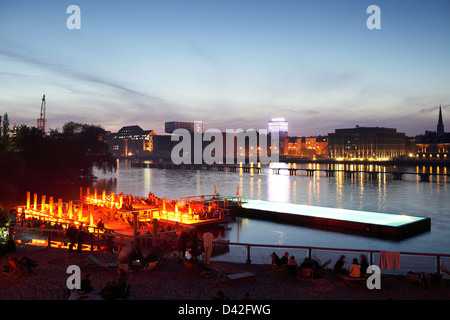 Berlin, Deutschland, das Badeschiff auf der Spree in der Abenddämmerung Stockfoto