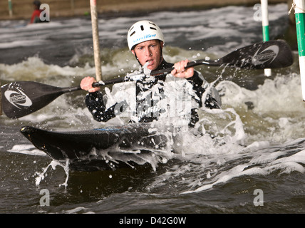 Bei Paddel zu schnell Wasser Gleichgewicht halten Stockfoto