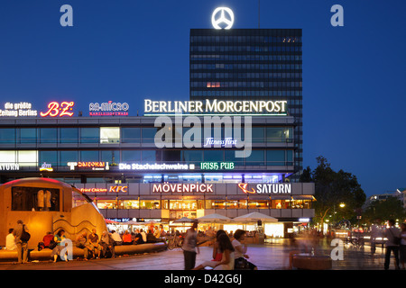 Berlin, Deutschland, Touristen vor dem Europa Center Breitscheidplatz Nacht Stockfoto