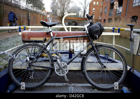 Fahrrad auf einem Narrowboat auf der Süd-Oxford-Kanal im Winter Schnee Eis Radfahrer radeln Radfahren Fahrrad Stadt Oxford Oxfordshire Oxon Stockfoto