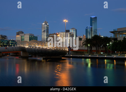 Melbourne, Australien, die Webb-Brücke über den Yarra River in den Docklands Stockfoto