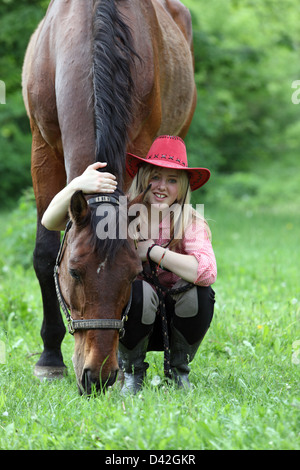 Mühlenbeck, Deutschland, Mädchen, sich mit ihrem Pferd Stockfoto